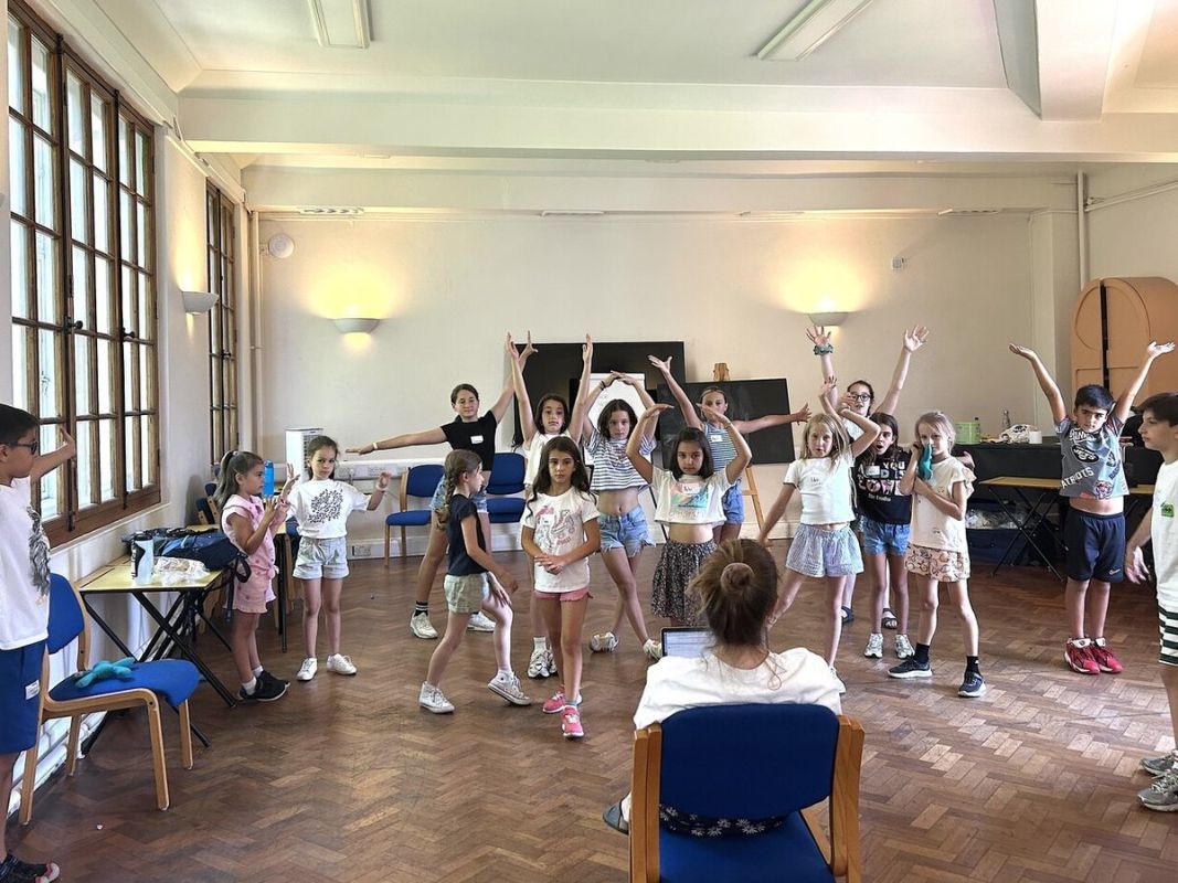 Jazzitup Kids children performing together in class